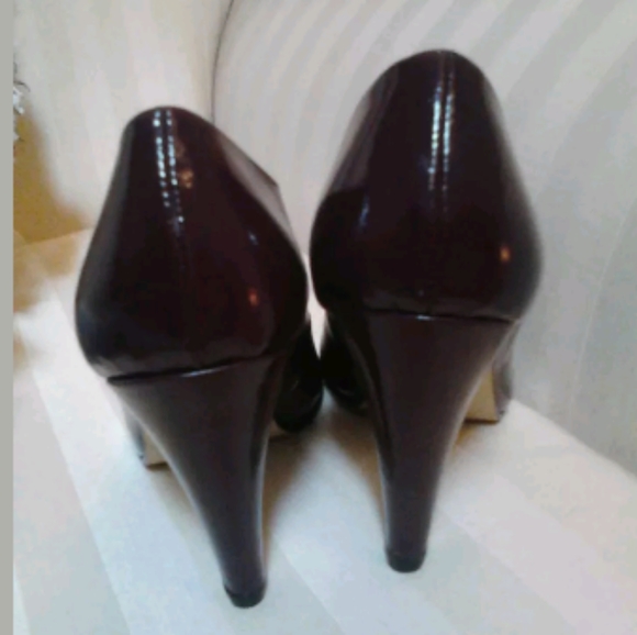 Women's Closed Toe Shoes - Picture 3 of 4